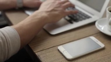 Bir macbook kafede çalışan genç serbest meslek