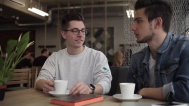 Kafede oturan ve birbirleriyle sohbet iki arkadaşları