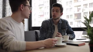 Kafede oturan ve birbirleriyle sohbet iki arkadaşları