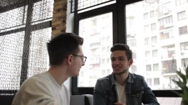 Kafede oturan ve birbirleriyle sohbet iki arkadaşları