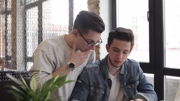 Jóvenes freelancers usando cuaderno en la cafetería para su trabajo o planes — Vídeos de Stock