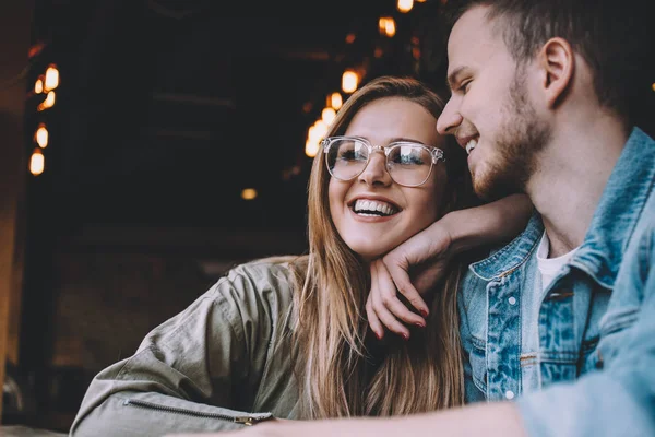 Retrato de una hermosa pareja joven enamorada en una cafetería . — Foto de Stock