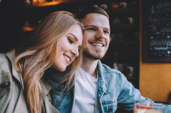 Retrato de una hermosa pareja joven enamorada en una cafetería . — Foto de Stock