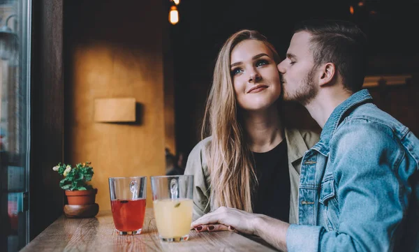 Retrato de una hermosa pareja joven enamorada en una cafetería . — Foto de Stock