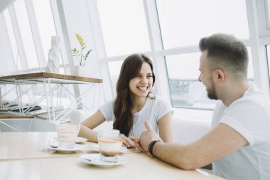 çekici genç bir çift bir kafede bir Tarih