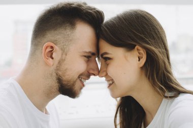 çekici genç bir çift bir kafede bir Tarih