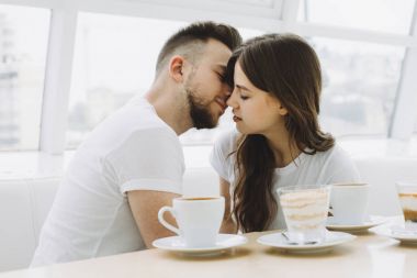 çekici genç bir çift bir kafede bir Tarih