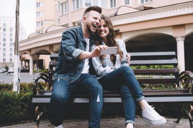 Çekici genç bir çift bir tarih bir parkta