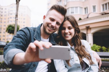 Çekici genç bir çift bir tarih bir parkta