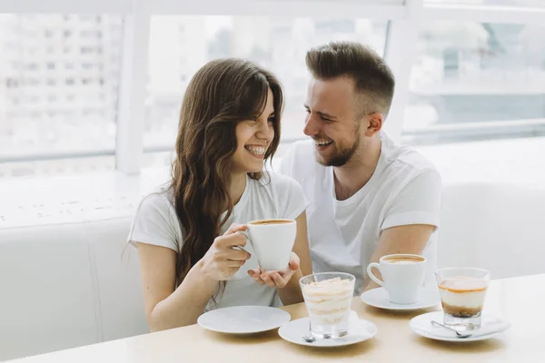 Atractiva pareja joven en una cita en un café — Foto de Stock