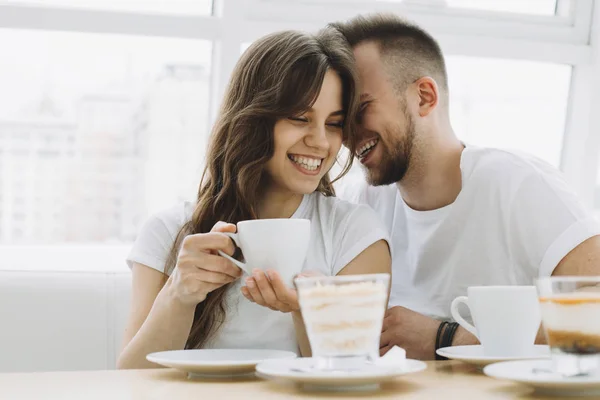 Atractiva pareja joven en una cita en un café — Foto de Stock