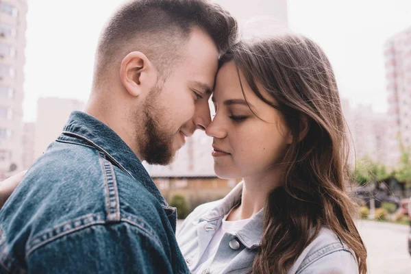 Atractiva pareja joven en una cita en un parque — Foto de Stock