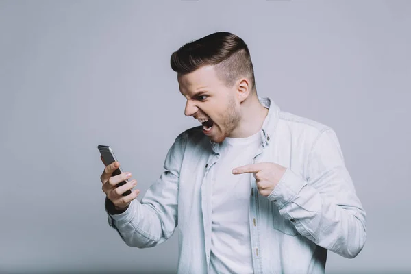 Attraktiver junger Mann mit Bart im weißen Hemd — Stockfoto