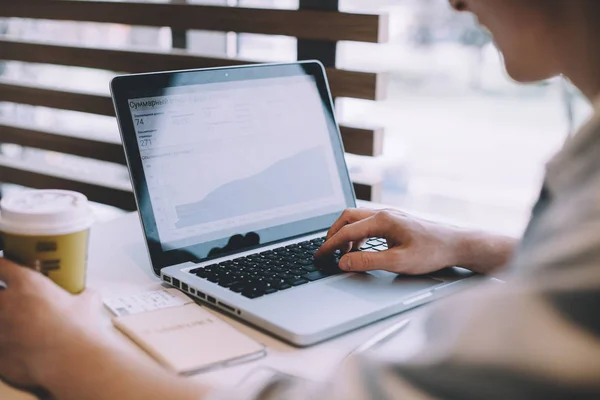 Genç adam bir macbook ya da kafede dizüstü bilgisayar üzerinde çalışan