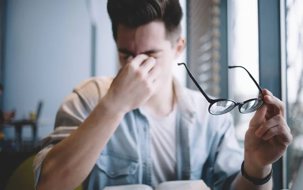 Nahaufnahme Porträt eines jungen Mannes mit Brille — Stockfoto