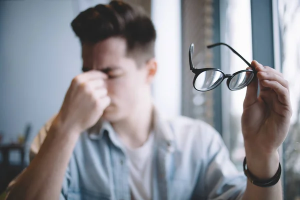 Detailní portrét mladého muže s brýlemi — Stock fotografie