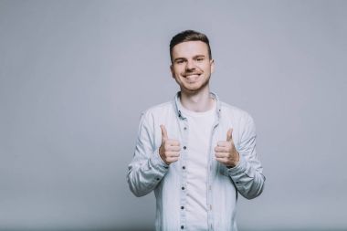 Beyaz gömlekli sakallı genç adam gülümseyen