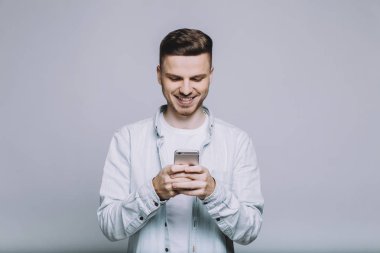 Beyaz gömlekli sakallı genç adam gülümseyen