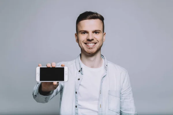 Lächelnder junger Mann mit Bart im weißen Hemd — Stockfoto