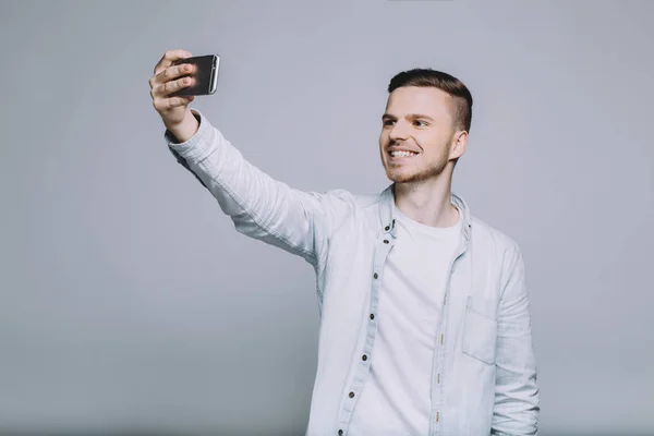 Lächelnder junger Mann mit Bart im weißen Hemd — Stockfoto