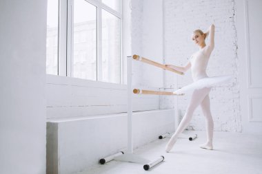 Genç balerin bale sınıf