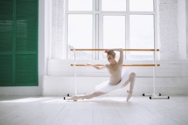 Genç balerin bale sınıf