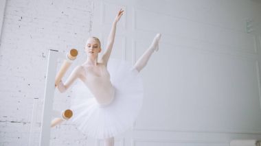 Genç balerin bale sınıf