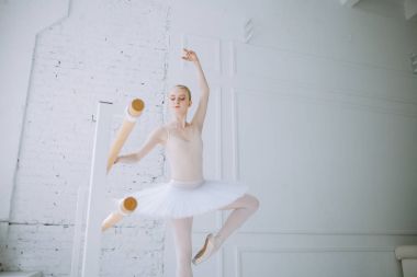 Genç balerin bale sınıf