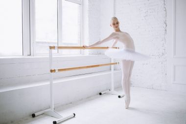 Genç balerin bale sınıf