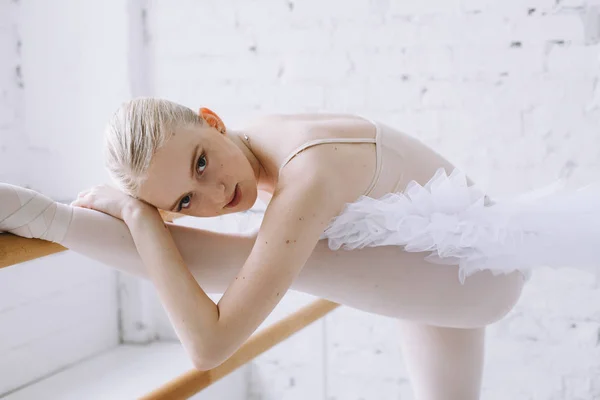 Jovem bailarina na aula de balé — Fotografia de Stock