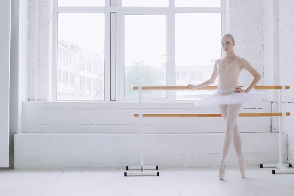 Молода балерина в балетному класі — стокове фото