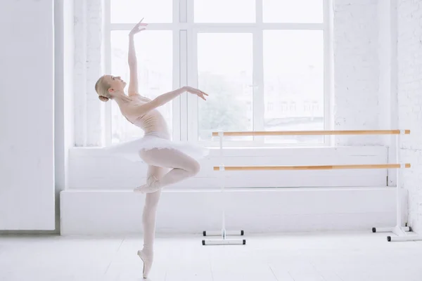 Jovem bailarina na aula de balé — Fotografia de Stock