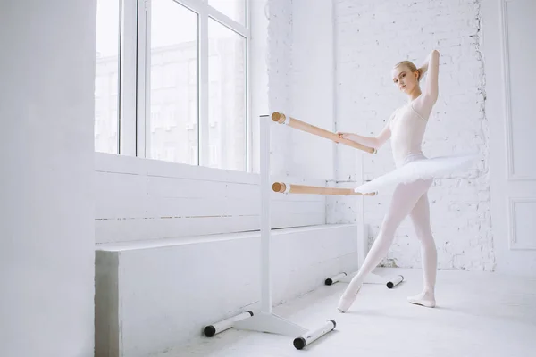 Jovem bailarina na aula de balé — Fotografia de Stock