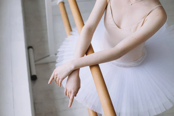 Giovane ballerina in classe di danza classica — Foto Stock