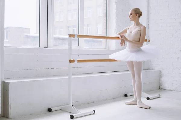 Jovem bailarina na aula de balé — Fotografia de Stock