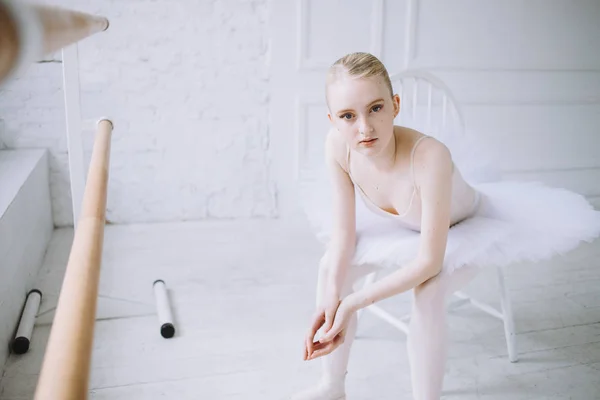バレエのクラスの若いバレリーナ — ストック写真