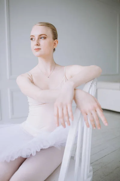 Jovem bailarina na aula de balé — Fotografia de Stock