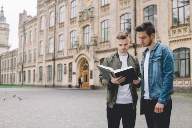 Kampüs veya üniversite dışında yakın duran başarılı mutlu öğrenciler
