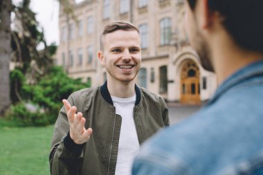Kampüs veya üniversite dışında yakın duran başarılı mutlu öğrenciler