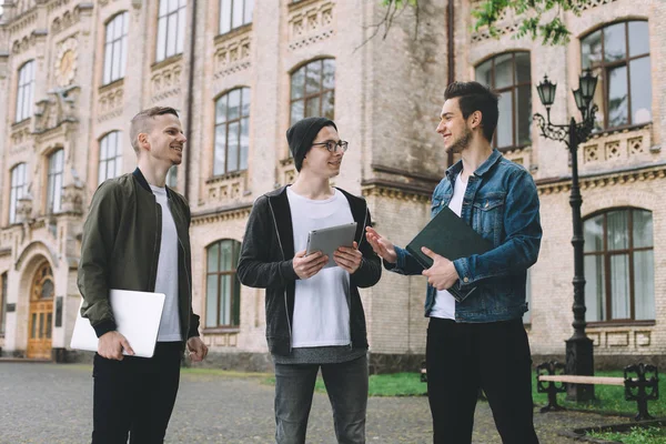 Erfolgreiche, glückliche Studenten, die in der Nähe des Campus oder der Universität stehen — Stockfoto