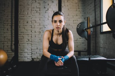 Biraz dinlenirsem zor egzersiz spor salonunda sahip genç kadın.