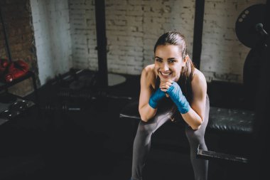 Biraz dinlenirsem zor egzersiz spor salonunda sahip genç kadın.