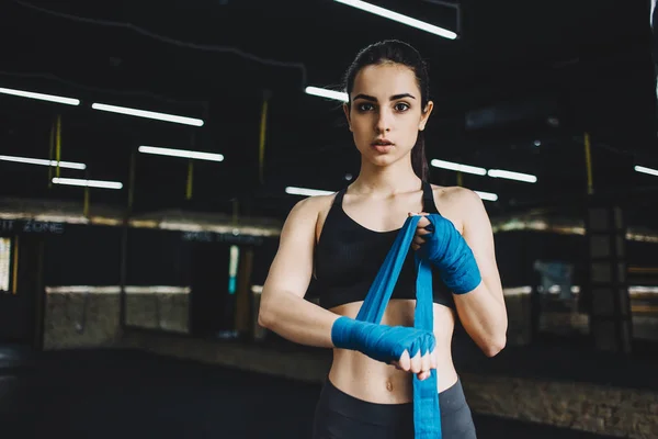 Vacker och vältränad kvinnlig fighter förberedelser för kampen eller utbildning — Stockfoto