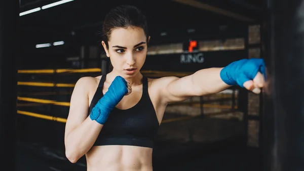 Mooi en fit vrouwelijke vechter steeds bereid voor de strijd of opleiding — Stockfoto