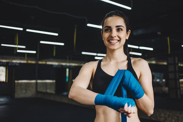 Peleadora hermosa y en forma preparándose para la pelea o el entrenamiento — Foto de Stock