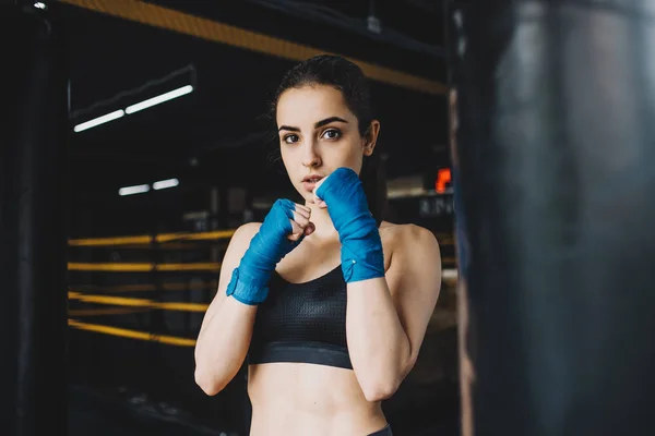 Mooi en fit vrouwelijke vechter steeds bereid voor de strijd of opleiding — Stockfoto