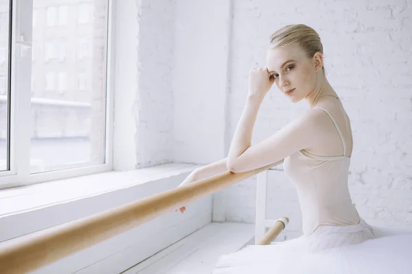 Молодая балерина балетного класса — стоковое фото