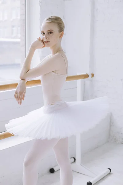 Молодая балерина балетного класса — стоковое фото