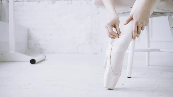 Giovane ballerina in classe di danza classica — Foto Stock