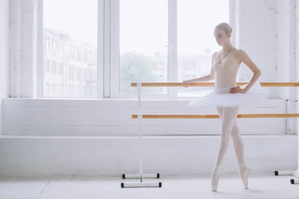 Jovem bailarina na aula de balé — Fotografia de Stock